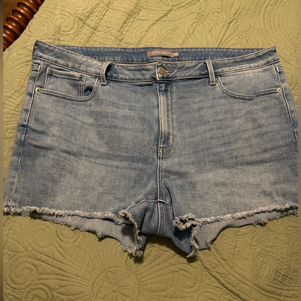 Just USA Light Blue Frayed Hem Jean Shorts 20w